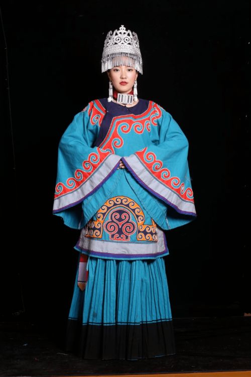 彝族服飾,用色彩碰撞出非遺之花